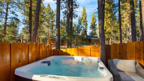 Pinetree Place by AvantStay Group Cabin Hot Tub Minutes to the Lake in Big Bear Lake, USA