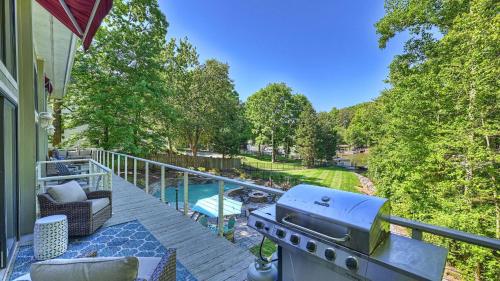Sun Up Sun Down by AvantStay Pool w Waterfall in Mooresville, USA