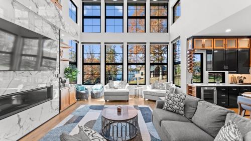 The Grand on Greenbay-7 bedrooms Sleeps 21 Modern new build in Mooresville, USA