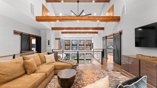 The Grand on Greenbay-7 bedrooms Sleeps 21 Modern new build in Mooresville, USA
