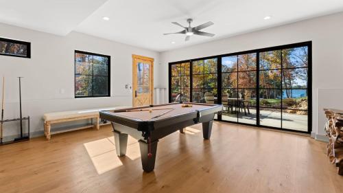 The Grand on Greenbay-7 bedrooms Sleeps 21 Modern new build in Mooresville, USA
