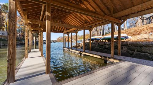 The Grand on Greenbay-7 bedrooms Sleeps 21 Modern new build in Mooresville, USA