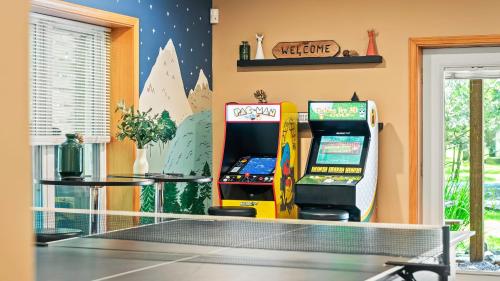 Mews Mountain House by AvantStay Walk to Beach Hot Tub Game Room in Albrightsville, USA
