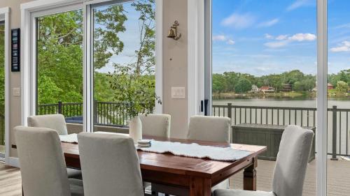 Lakeside Serenity by AvantStay Lakefront Newly Built Deck w Views in White Haven, USA