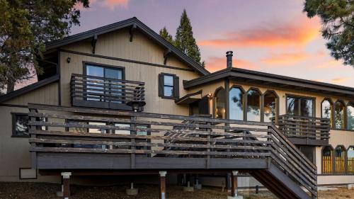 Viewtopia by AvantStay Lakefront Views Hot Tub in Minnelusa, USA