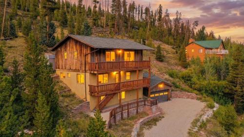 Breck Mountain Lookout - Dog Friendly Home – khách sạn tại Núi Baldy