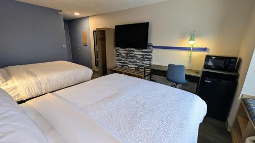 Econo Lodge Inn and Suites Greenville - image 27
