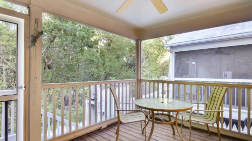 A Little Slice Of Paradise by AvantStay Communal Pool Screened in Porch Great Location Month Long Stays in Stock Island, USA