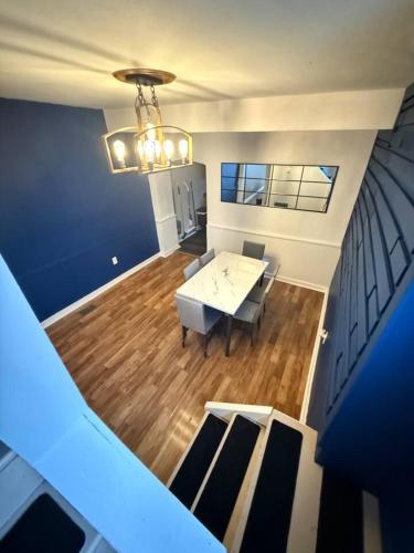 New * 3bd 2bath Free Parking w/ 500 MPBS Wi-Fi - image 4