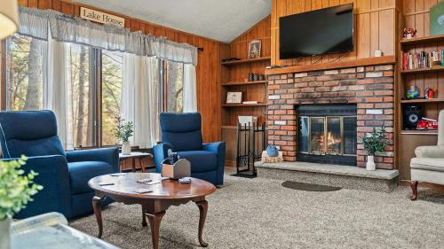 Mohegan by AvantStay Private Dock Firepit Community Pool Beach in Long Pond, USA