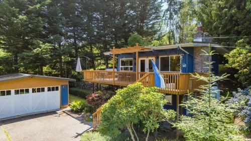 Mid-Century Beach Cabin by AvantStay