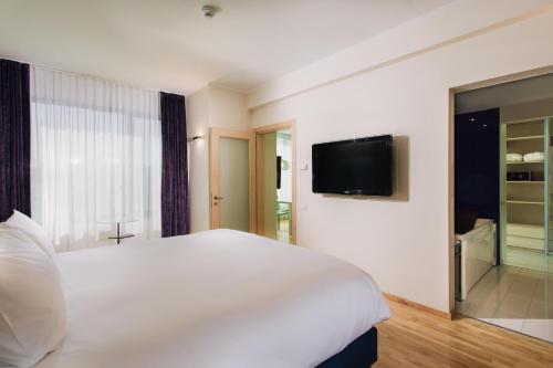 DoubleTree by Hilton Hotel Cluj - City Plaza Room Type - Deluxe One-Bedroom King Suite