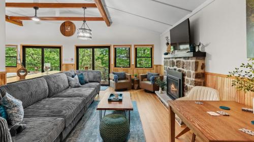 Summit Shores by AvantStay Hot Tub Firepit Game Room in Lake Harmony, USA