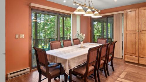 Marina Village by AvantStay Walk to Lake Marina Balcony Patio in Greentown, USA