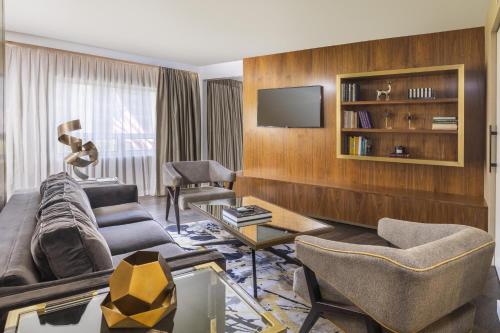 The Statler Dallas Curio Collection By Hilton - image 41
