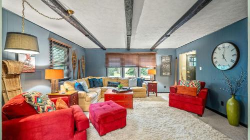 Double Diamond Lodge by AvantStay Group Escape w Firepit Patio Activities in Lake Harmony, USA
