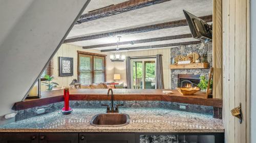 Double Diamond Lodge by AvantStay Group Escape w Firepit Patio Activities in Lake Harmony, USA