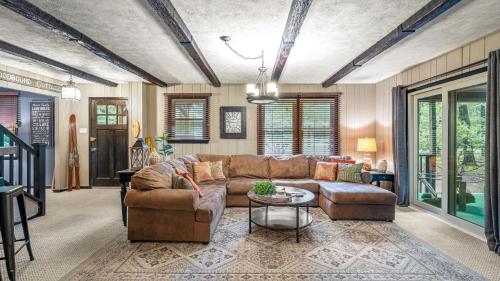 Double Diamond Lodge by AvantStay Group Escape w Firepit Patio Activities in Lake Harmony, USA