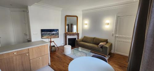 Renovated designer 2-bedroom apartment, Bibliothèque nationale de France and Seine