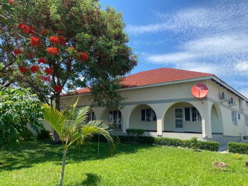 Garten, Spacious 4-bedroom beach house with WiFi, AC in Monkey Bay in Monkey Bay
