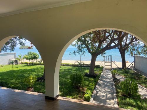 Garten, Spacious 4-bedroom beach house with WiFi, AC in Monkey Bay in Monkey Bay