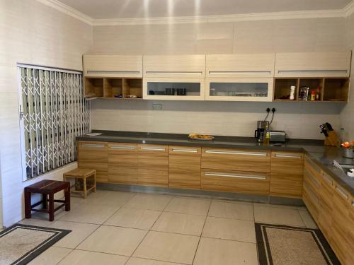 Spacious 4-bedroom beach house with WiFi, AC in Monkey Bay in Monkey Bay