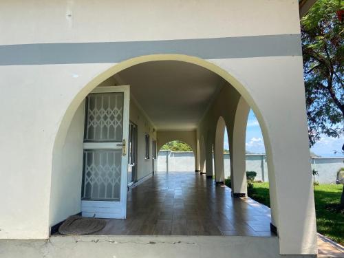 Balkon/Terrasse, Spacious 4-bedroom beach house with WiFi, AC in Monkey Bay in Monkey Bay