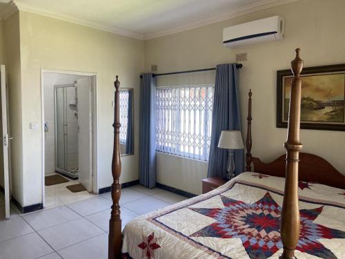 Spacious 4-bedroom beach house with WiFi, AC in Monkey Bay in Monkey Bay