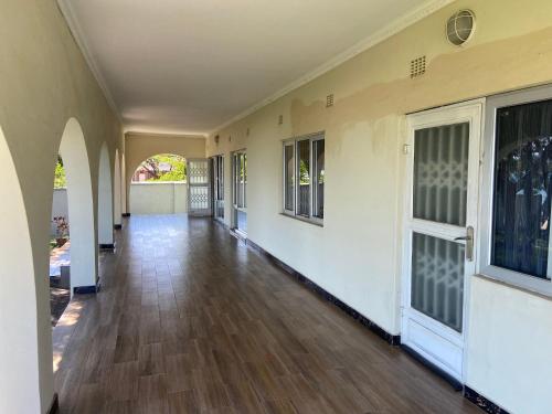 Balkon/Terrasse, Spacious 4-bedroom beach house with WiFi, AC in Monkey Bay in Monkey Bay