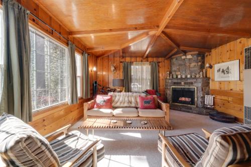 Great for Families! Woodsy Truckee Haven w/ Deck – khách sạn tại Prosser Lake Heights