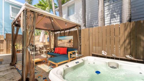 Casita de Catherine by AvantStay 1 Block to Duval St w Hot Tub in Key West, USA