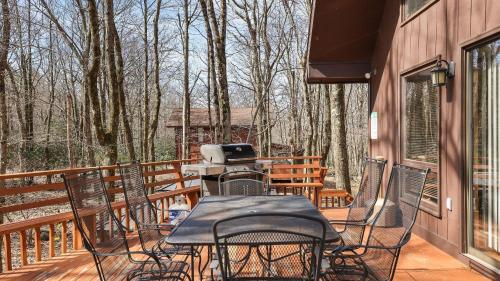 Grateful Escape AvantStay Hot Tub Sauna Deck Firepit Beach Access in Lake Harmony, USA