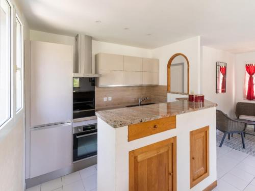 virtuve, Minerve holiday home with garden in La Caunette