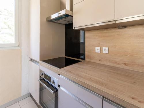 virtuve, Minerve holiday home with garden in La Caunette