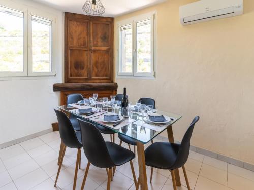 Iekārtas, Minerve holiday home with garden in La Caunette