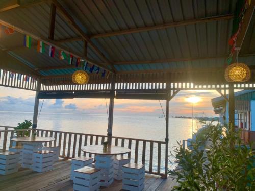 BIHING ANGAN water chalets in センポルナ