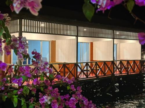 BIHING ANGAN water chalets in センポルナ