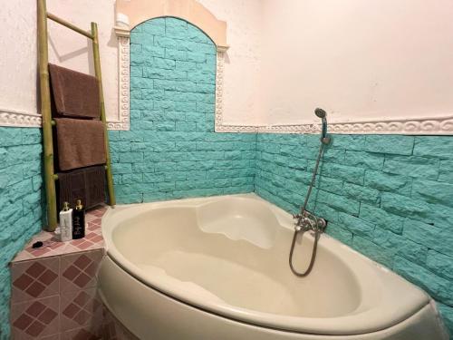 room detail thumbnail 2