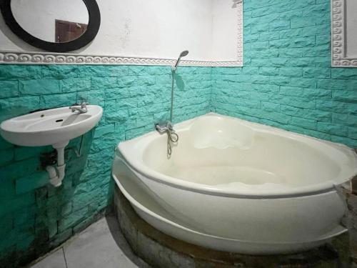 room detail thumbnail 2