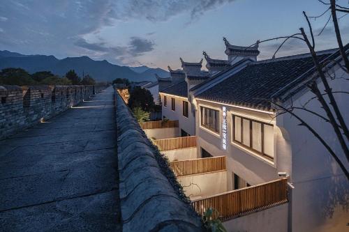 . Sanfuyizhai Homestay