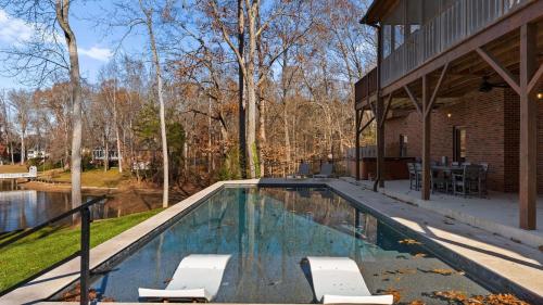 Winding Down by AvantStay Sleeps 20 Dock View in Troutman, USA