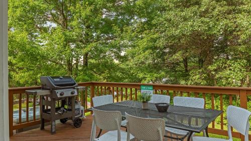 For Lake Sake by AvantStay Lakefront Hot Tub View in Long Pond, USA