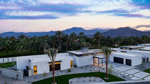 Polo Villa Aura 2 Homes Pickleball Putting Green Sleeps 32 in La Quinta, USA