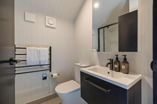 Aurora Five Mile Villa Queenstown - with parking - image 2