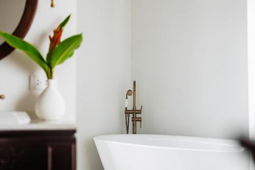 バスルーム, ホテル キリダラ ルアンパバーン (Hotel Kiridara Luang Prabang) in バン ヴィエン マイ ロード