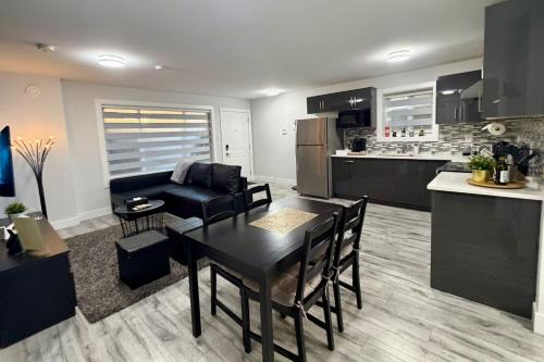 Luxurious & Stylish Two Bedroom Suite, Full Kitchen, Close to Vancouver in Delta, Canada