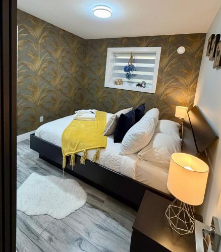 Luxurious & Stylish Two Bedroom Suite, Full Kitchen, Close to Vancouver in Delta, Canada