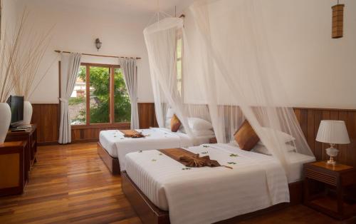 1 king bed, 1 twin bed