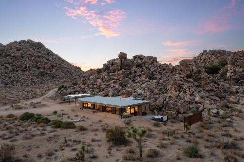 On the Rocks by Fieldtrip 2 Min to Park Entrance, Joshua Tree