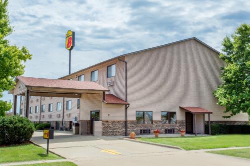 Super 8 by Wyndham Normal Bloomington